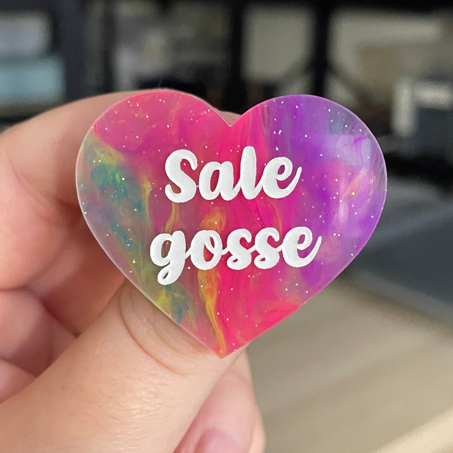 Broche "Sale gosse" en acrylique marbrée semi-transparente multicolores