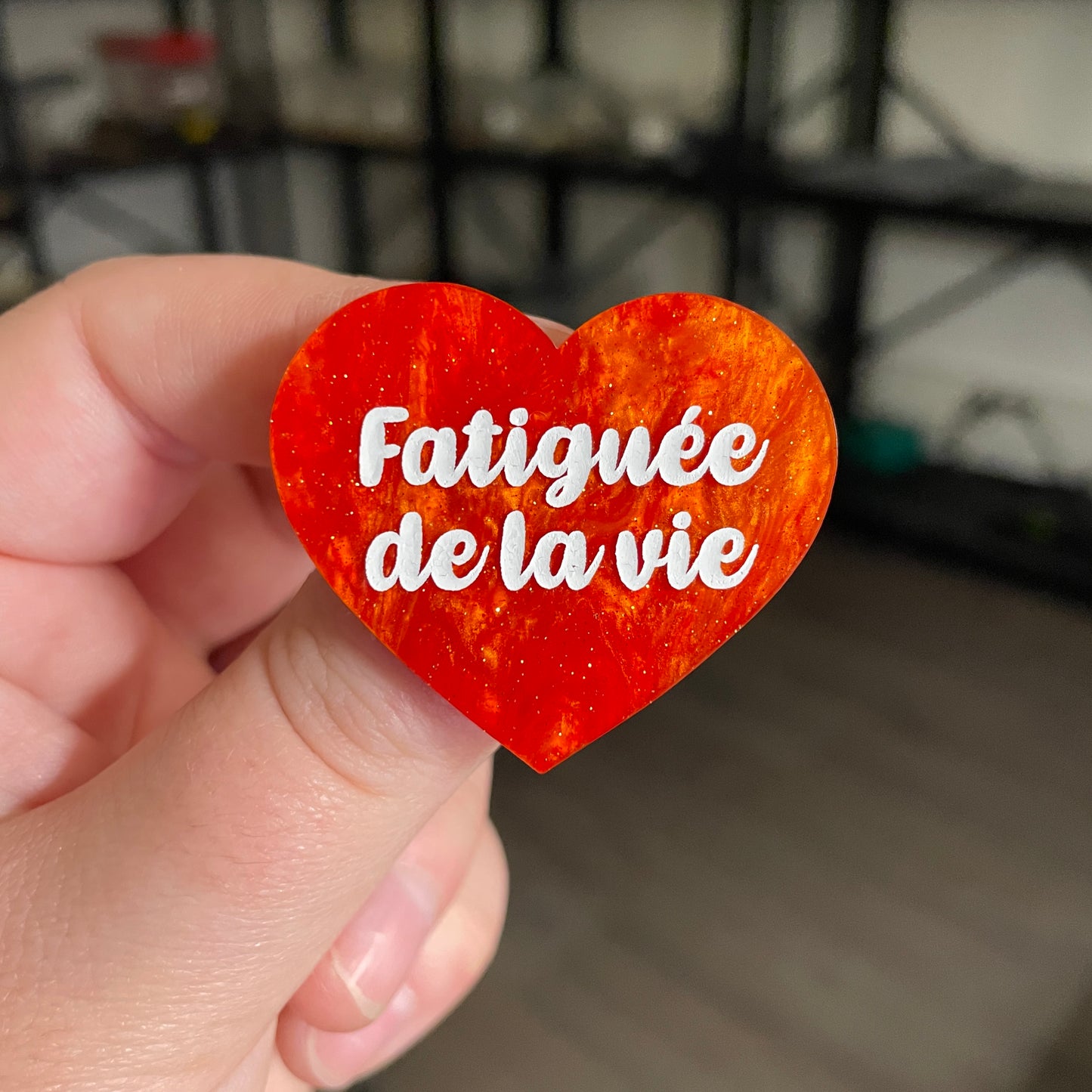 [CONTRÔLE TECHNIQUE] Broche "Fatiguée de la vie" en acrylique marbrée orange à paillettes