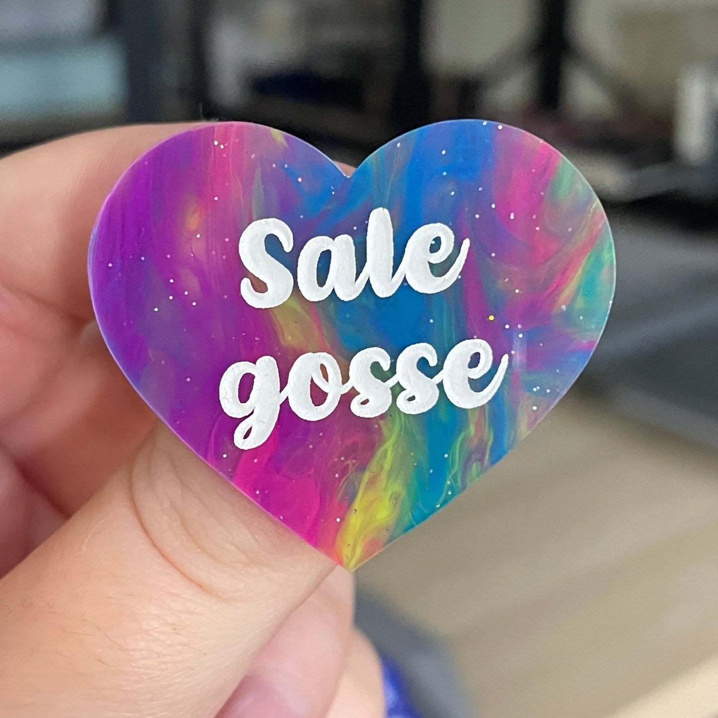 Broche "Sale gosse" en acrylique marbrée semi-transparente multicolores