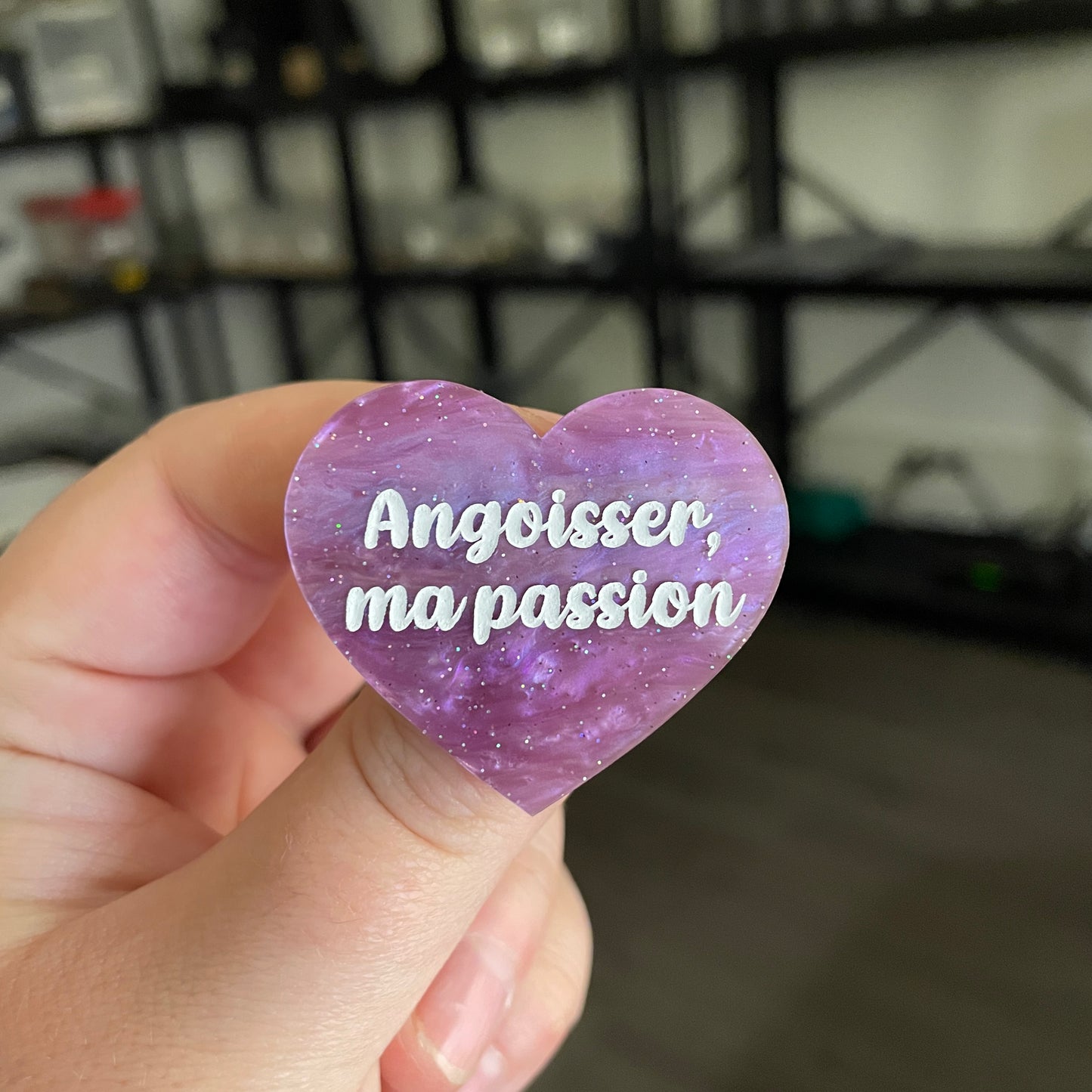 [CONTRÔLE TECHNIQUE] Broche "Angoisser, ma passion" en acrylique marbrée violette à paillettes