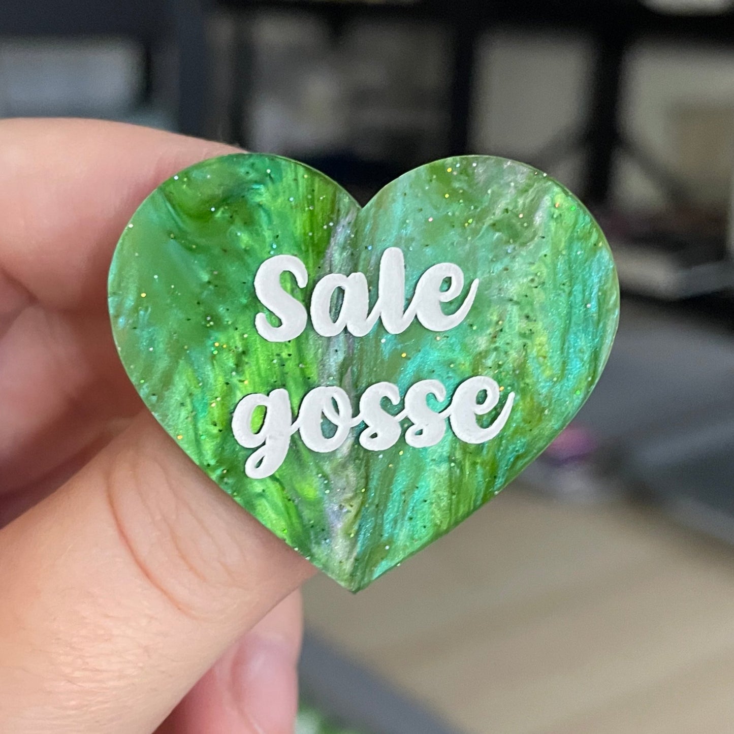 Broche "Sale gosse" en acrylique marbrée verte à paillettes