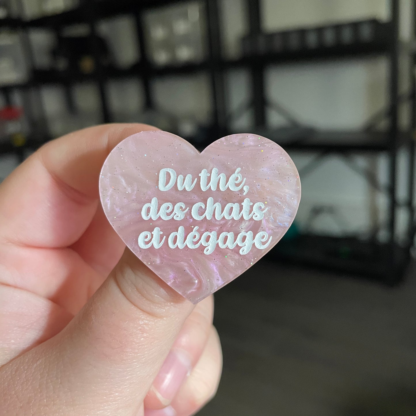 [CONTRÔLE TECHNIQUE] Broche "Du thé, des chats et dégage" en acrylique marbrée rose à paillettes