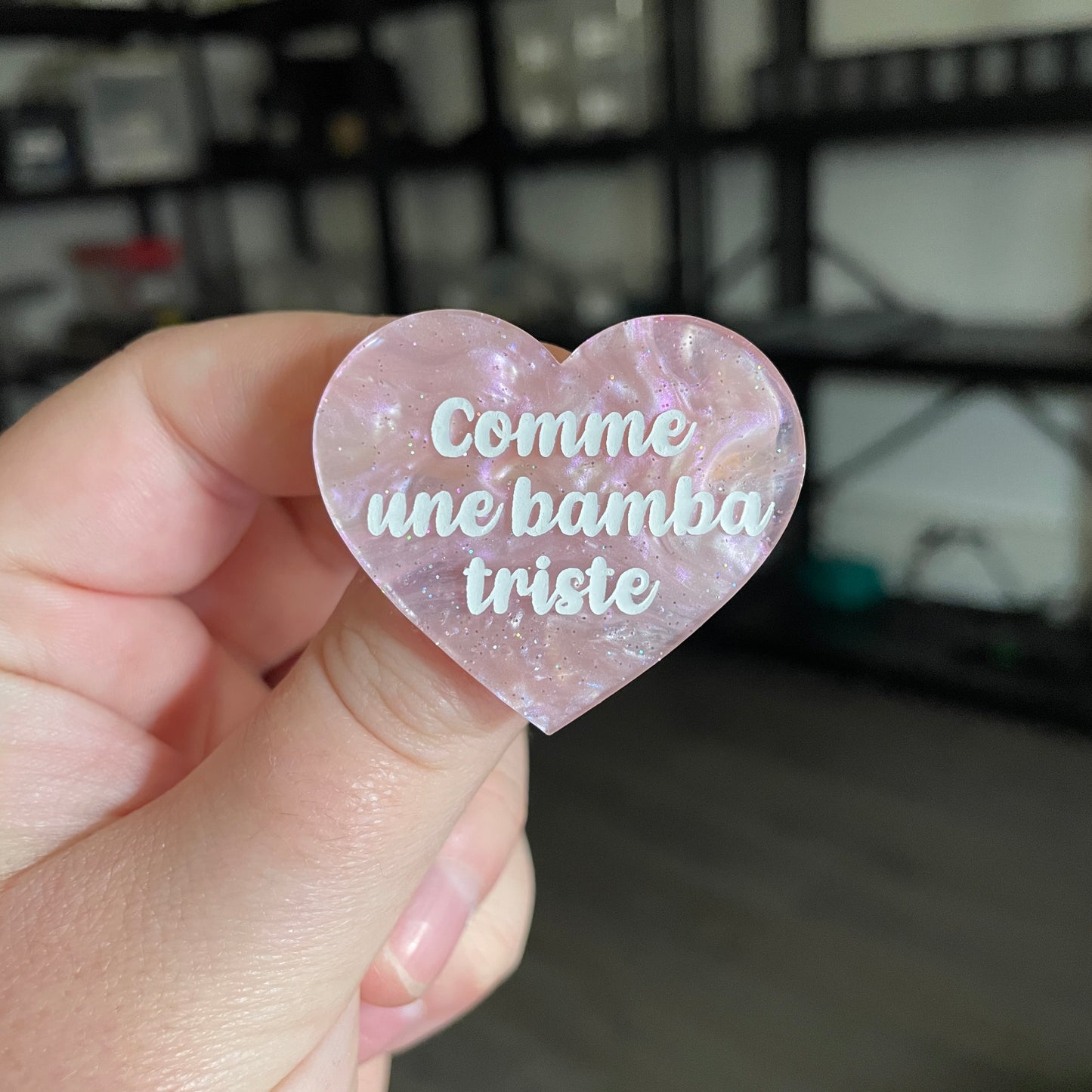 [CONTRÔLE TECHNIQUE] Broche "Comme une bamba triste" en acrylique marbrée rose à paillettes