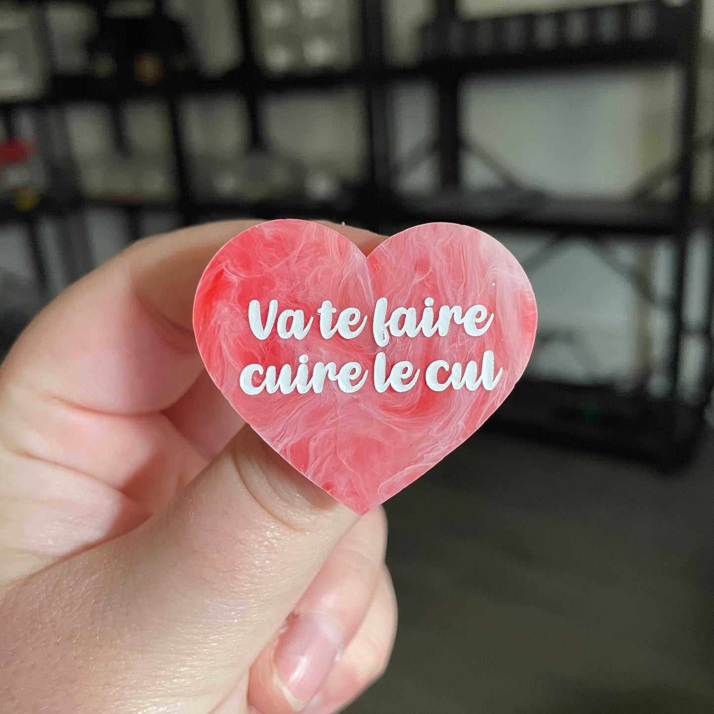 [CONTRÔLE TECHNIQUE] Broche "Va te faire cuire le cul" en acrylique marbrée rouge et rose