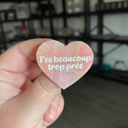 [CONTRÔLE TECHNIQUE] Broche "T'es beaucoup trop près" en acrylique marbrée corail et jaune