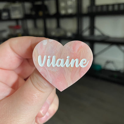 [CONTRÔLE TECHNIQUE] Broche "Vilaine" en acrylique marbrée corail et jaune