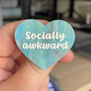 Broche "Socially awkward" en acrylique marbrée semi-transparente bleue, turquoise, blanche et jaune à paillettes