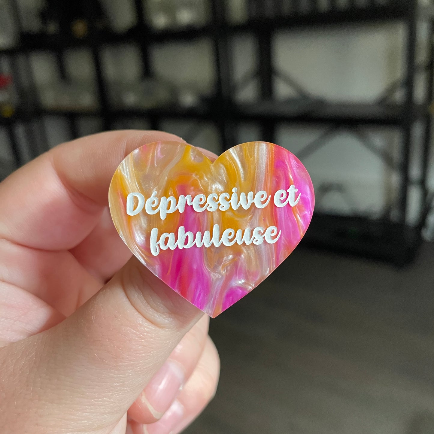 [CONTRÔLE TECHNIQUE] Broche "Dépressive et fabuleuse" en acrylique marbrée orange, rose et blanche