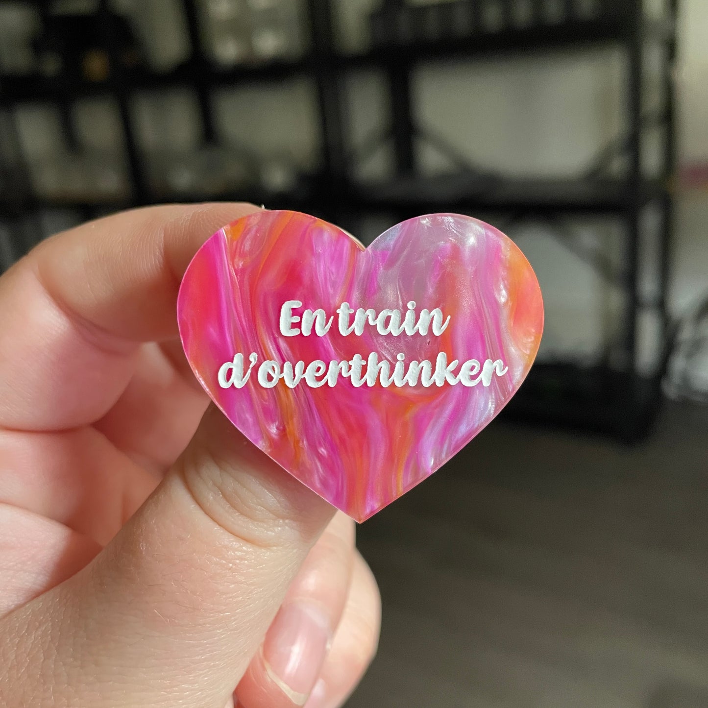 [CONTRÔLE TECHNIQUE] Broche "En train d'overthinker" en acrylique marbrée orange, rose et blanche