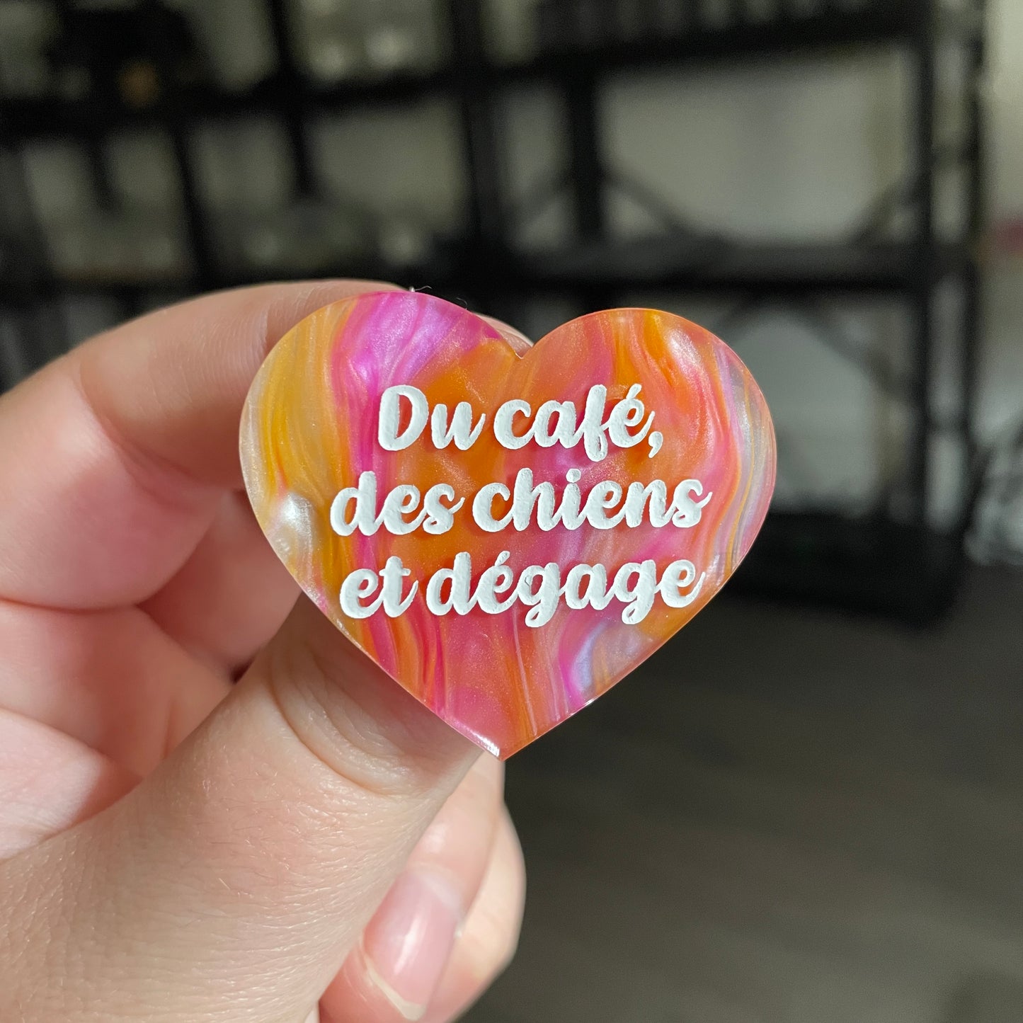 [CONTRÔLE TECHNIQUE] Broche "Du café, des chiens et dégage" en acrylique marbrée orange, rose et blanche