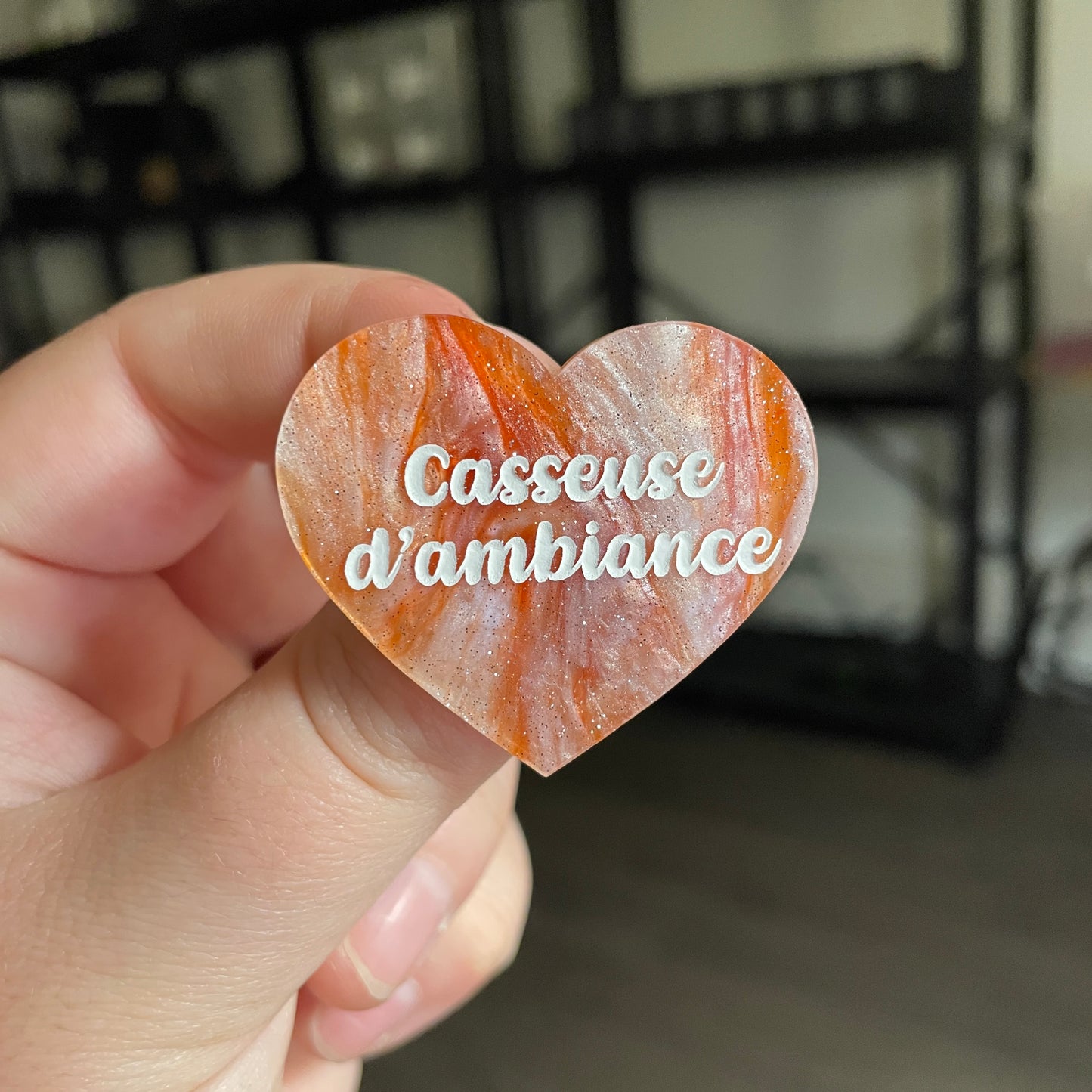 [CONTRÔLE TECHNIQUE] Broche "Casseuse d'ambiance" en acrylique marbrée orange et blanche à paillettes