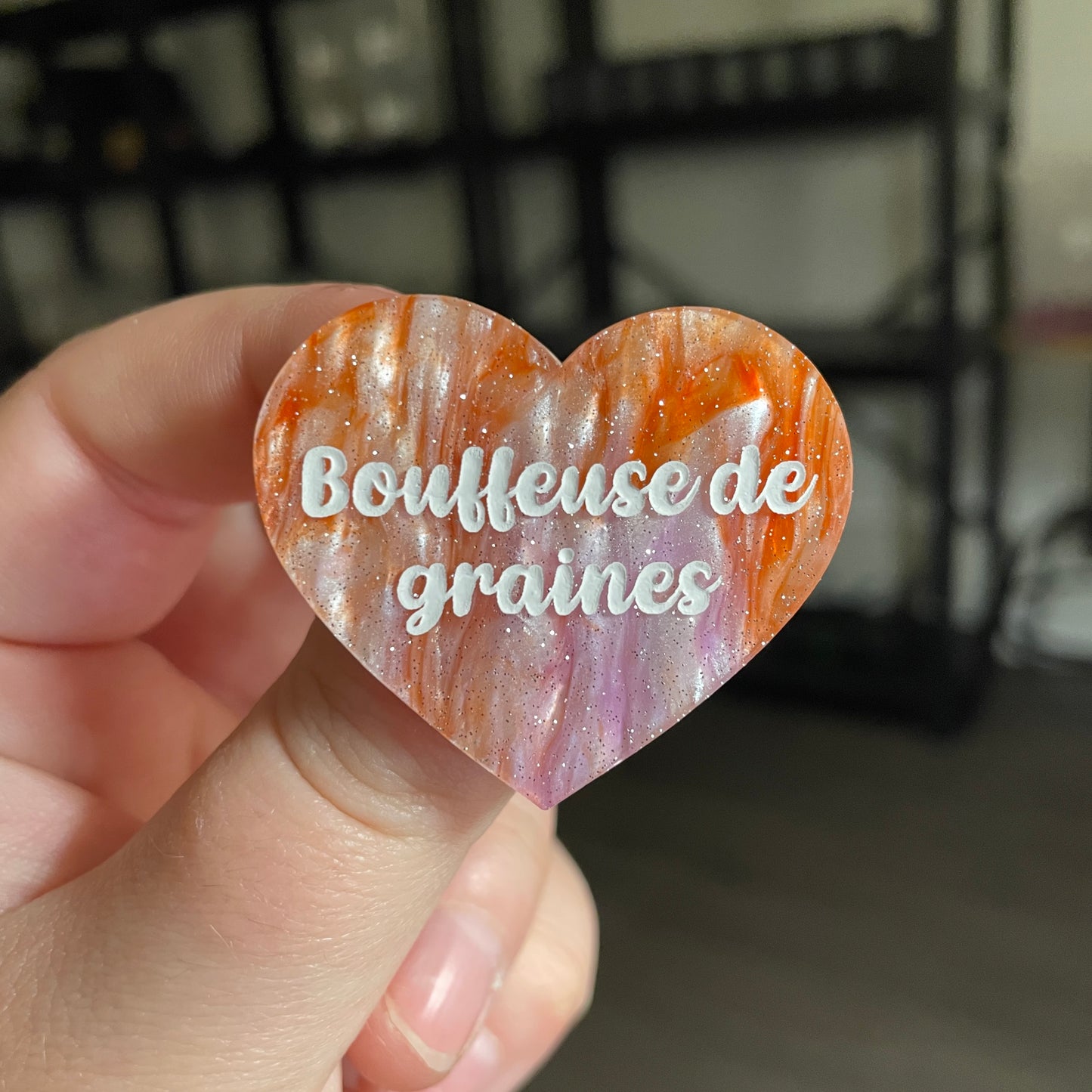 [CONTRÔLE TECHNIQUE] Broche "Bouffeuse de graines" en acrylique marbrée orange et blanche à paillettes