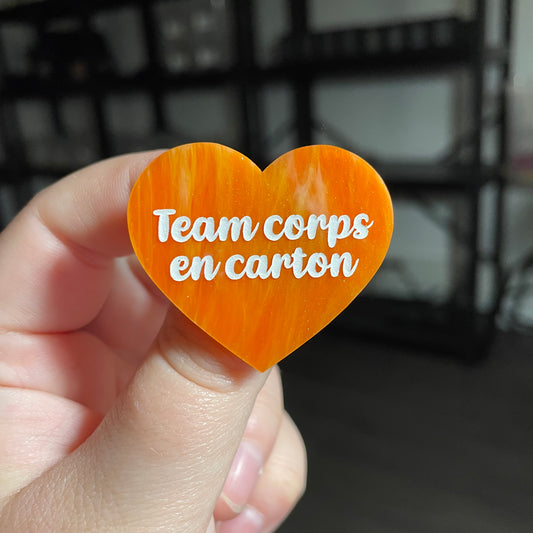 [CONTRÔLE TECHNIQUE] Broche "Team corps en carton" en acrylique marbrée orange et dorée
