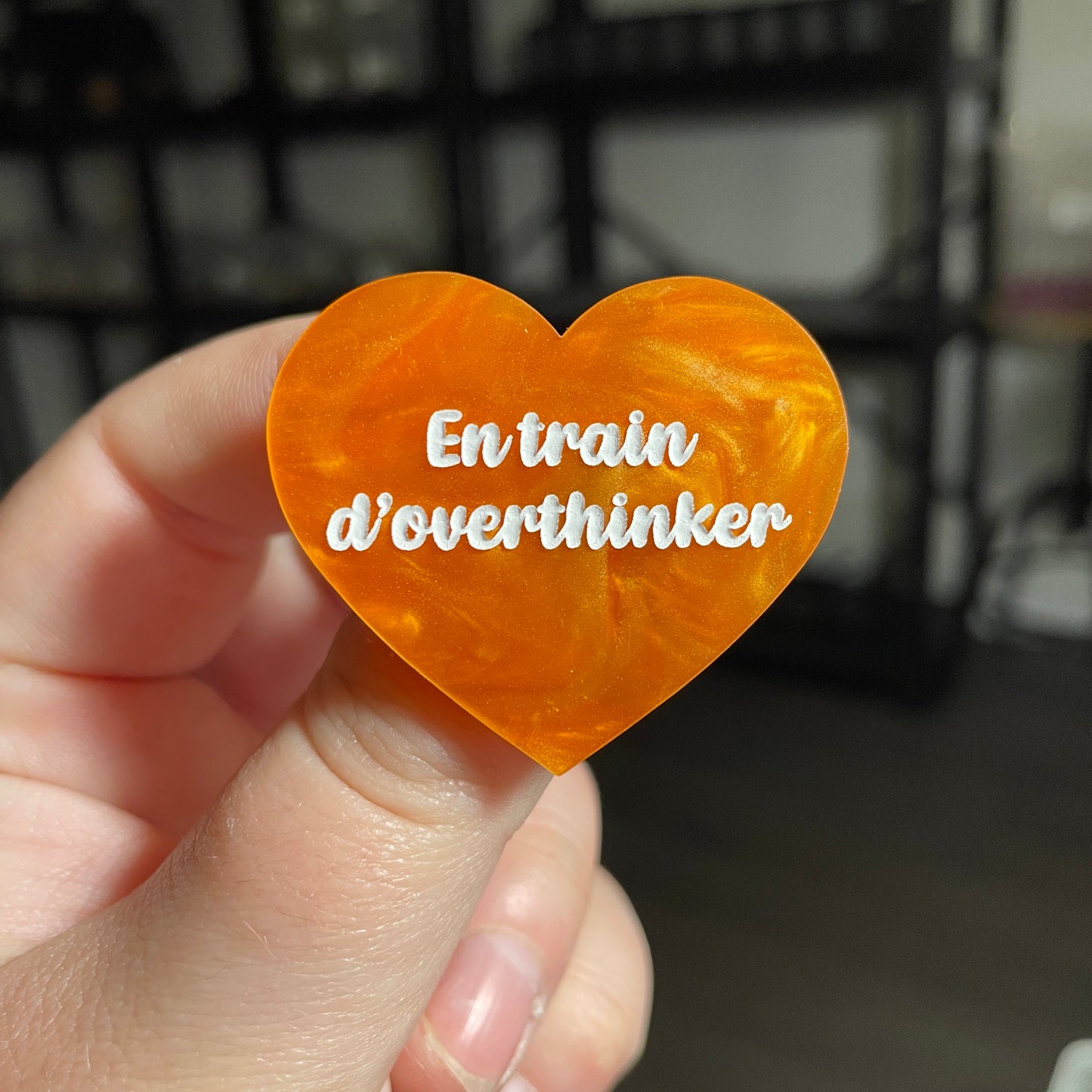 [CONTRÔLE TECHNIQUE] Broche "En train d'overthinker" en acrylique marbrée orange