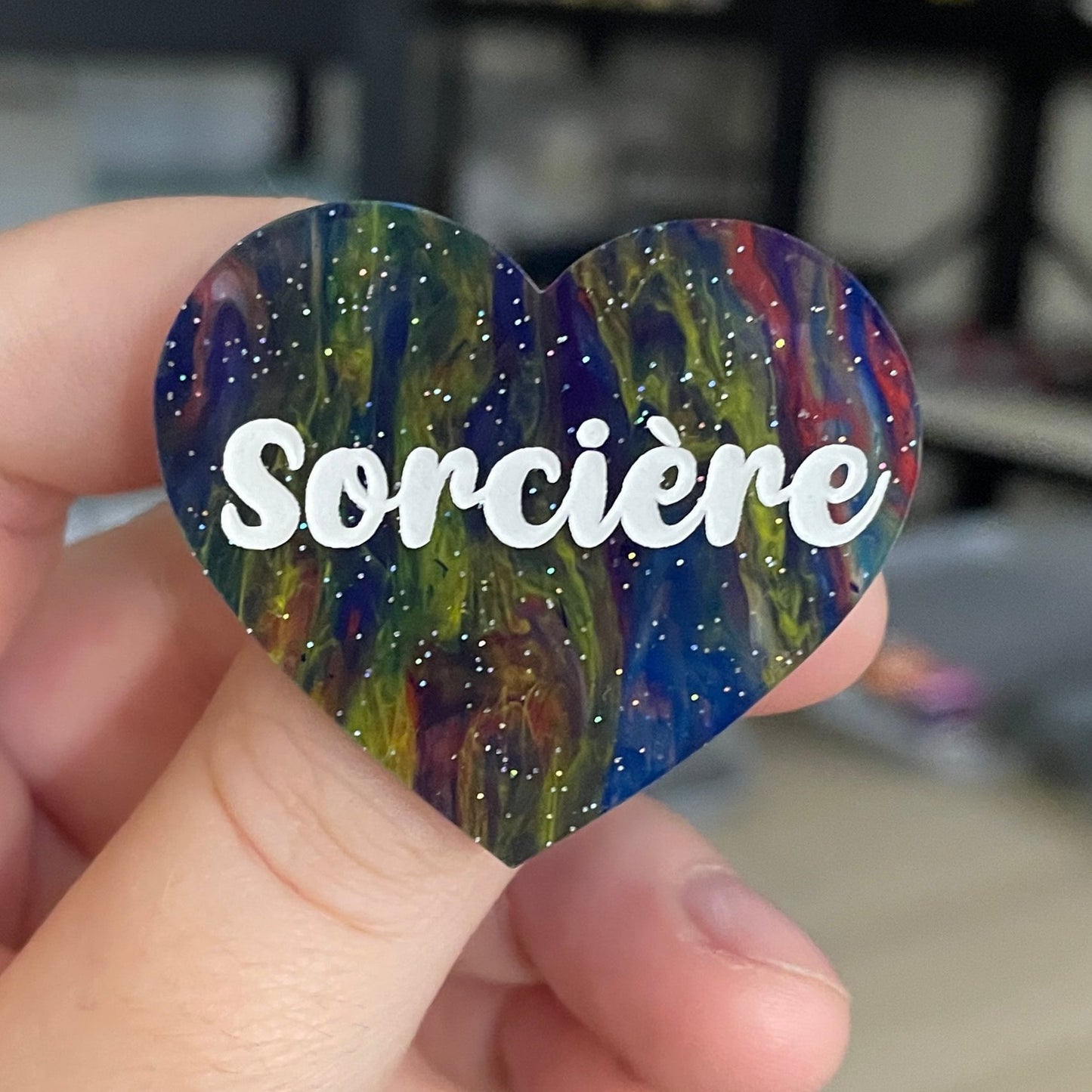 Broche "Sorcière" en acrylique marbrée semi-transparente bleue et multicolore