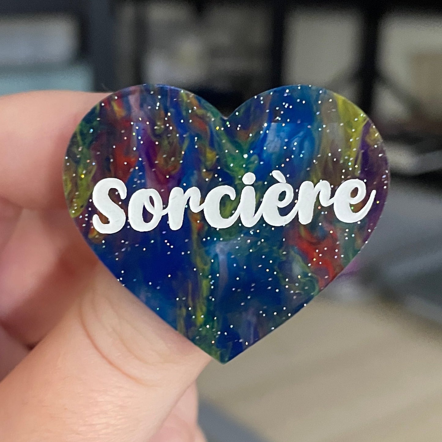 Broche "Sorcière" en acrylique marbrée semi-transparente bleue et multicolore