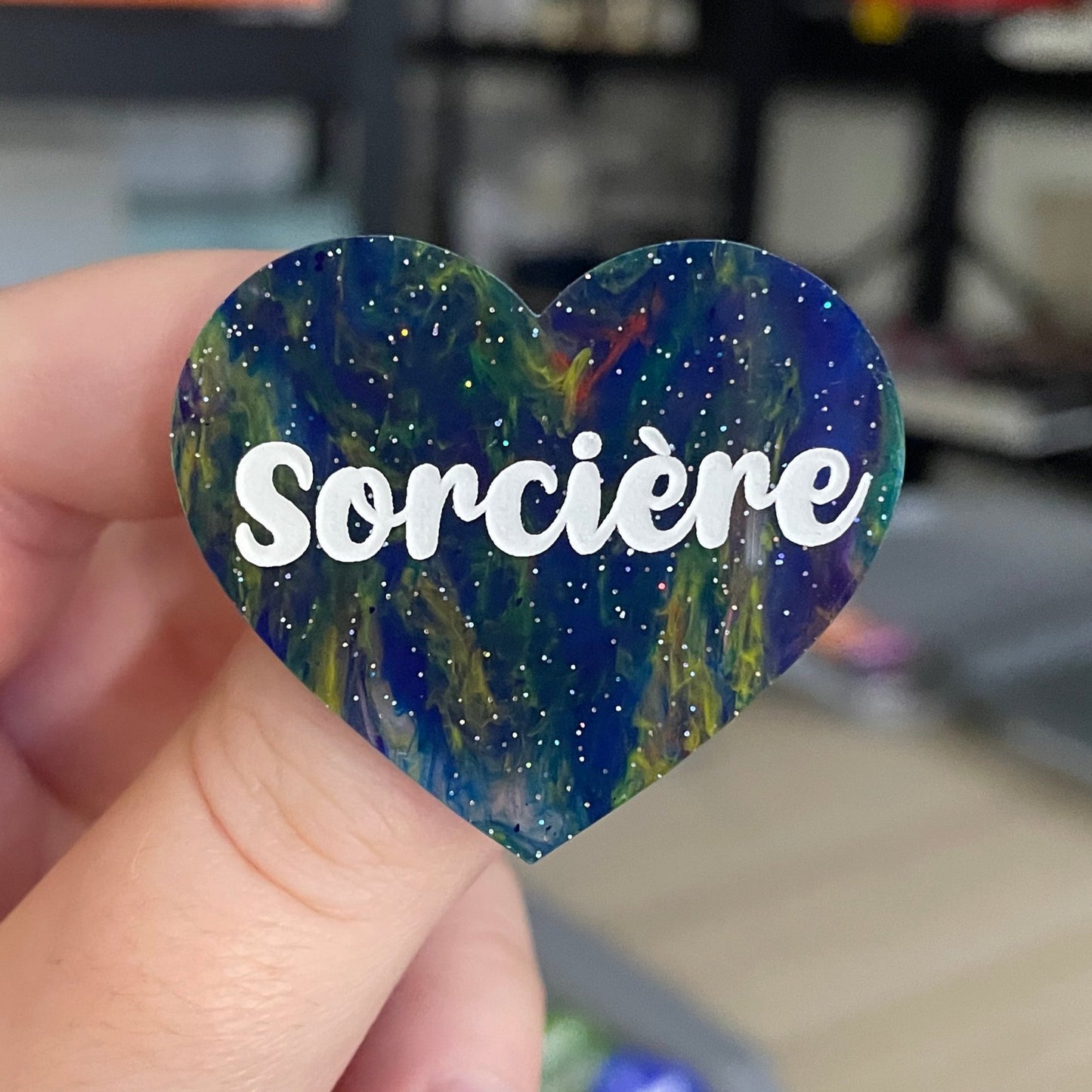 Broche "Sorcière" en acrylique marbrée semi-transparente bleue et multicolore