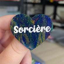 Charger l&#39;image dans la galerie, Broche &quot;Sorcière&quot; en acrylique marbrée semi-transparente bleue et multicolore