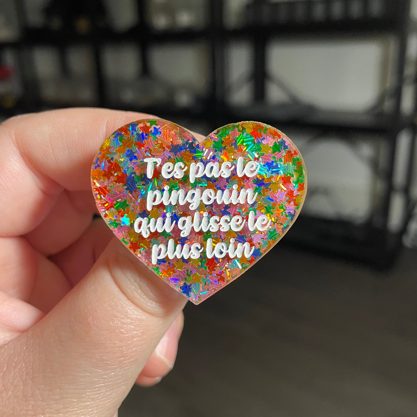 [CONTRÔLE TECHNIQUE] Broche "T'es pas le pingouin qui glisse le plus loin" en acrylique semi transparente avec des confettis étoiles multicolores