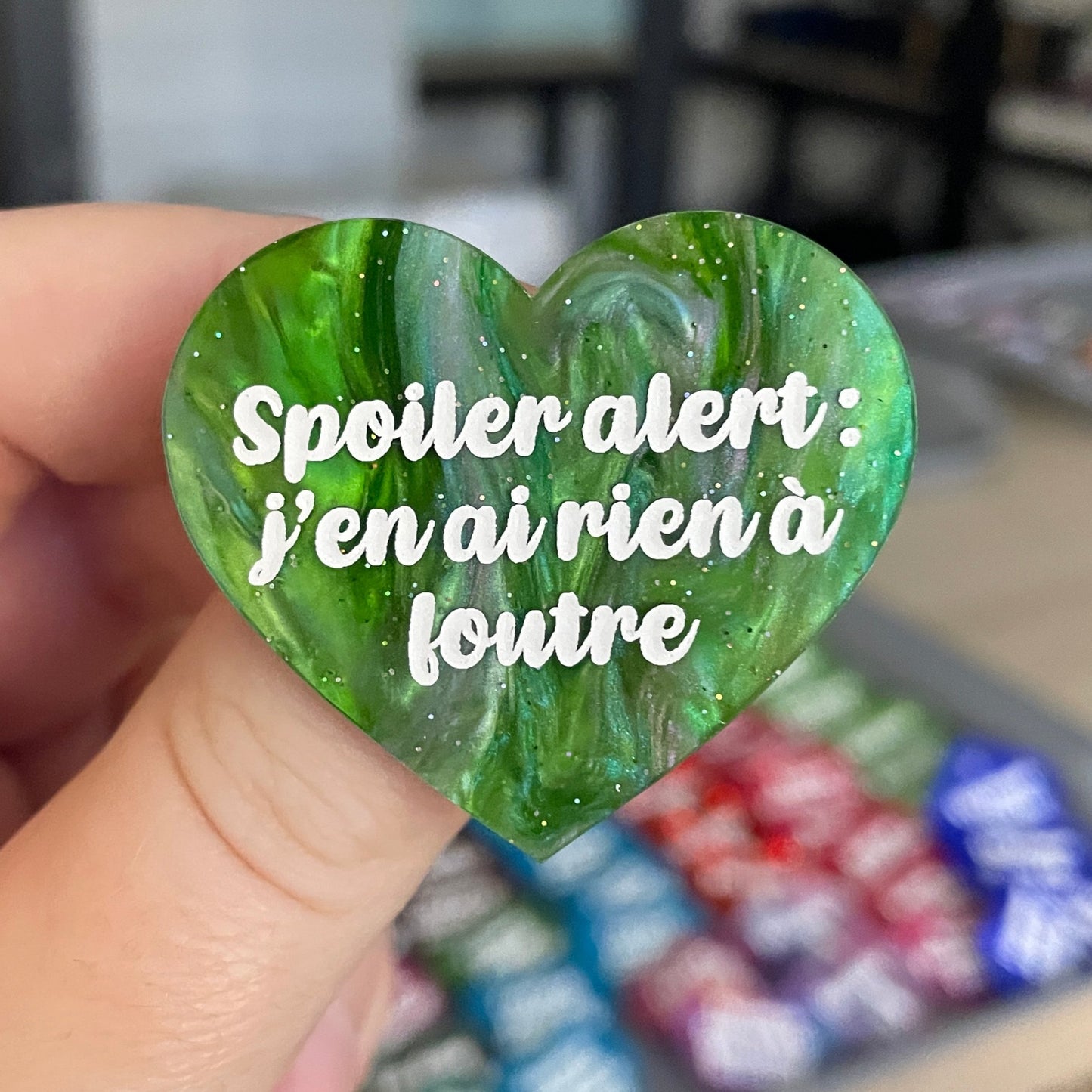Broche "Spoiler alert : j'en ai rien à foutre" en acrylique marbrée verte à paillettes