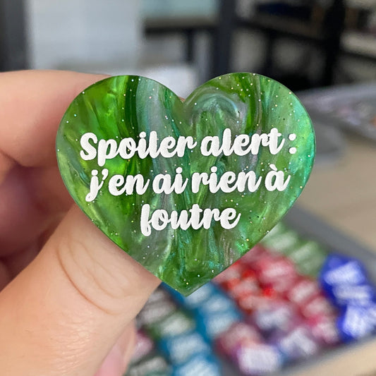 Broche "Spoiler alert : j'en ai rien à foutre" en acrylique marbrée verte à paillettes