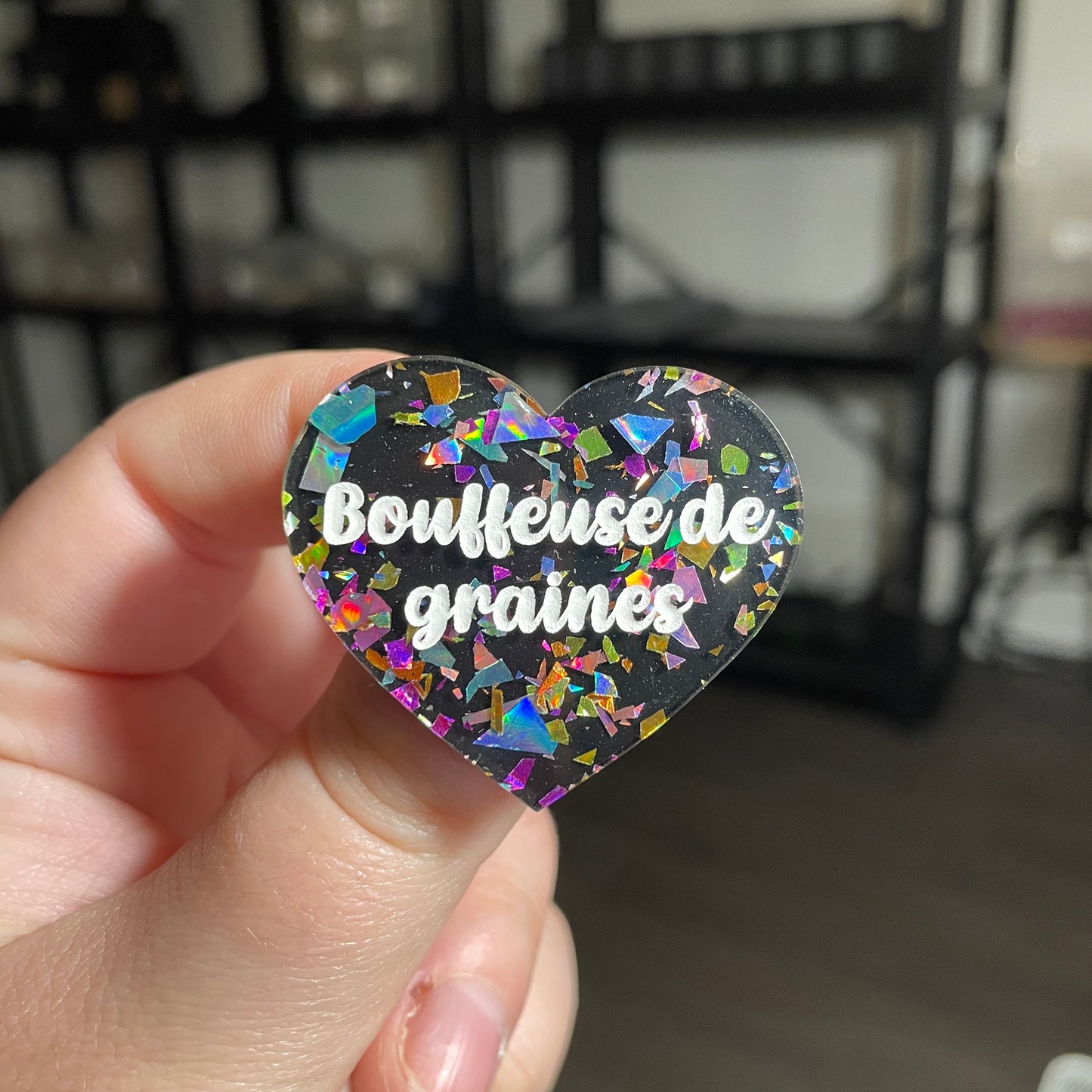 [CONTRÔLE TECHNIQUE] Broche "Bouffeuse de graines" en acrylique noire avec des éclats de confettis multicolores