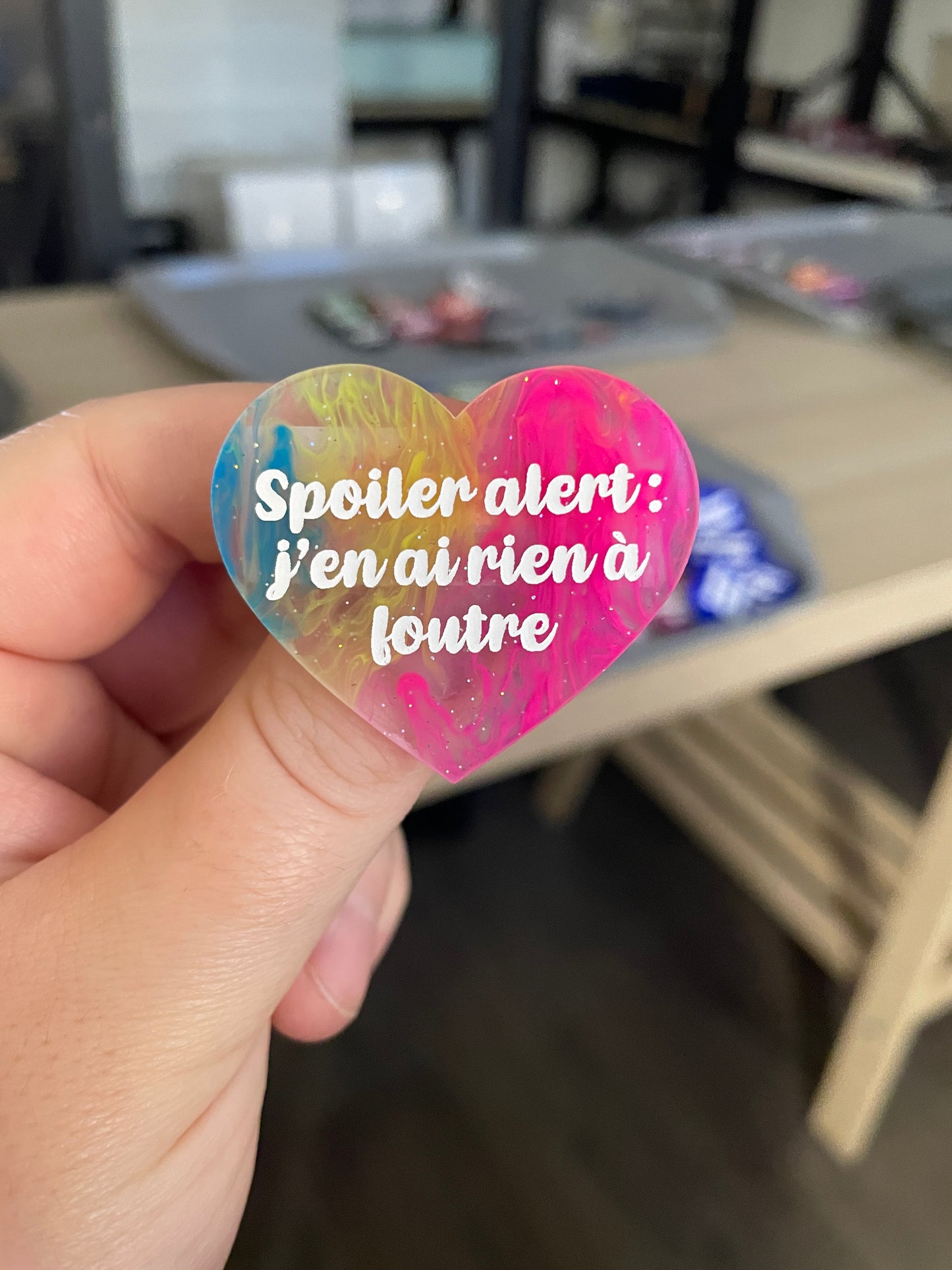 Broche "Spoiler alert : j'en ai rien à foutre" en acrylique marbrée semi-transparente multicolores