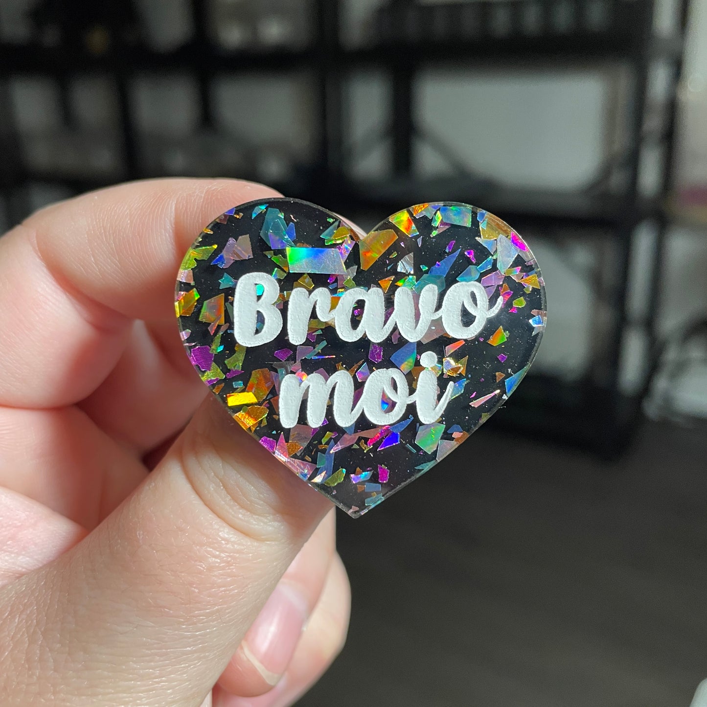 [CONTRÔLE TECHNIQUE] Broche "Bravo moi" en acrylique noire avec des éclats de confettis multicolores