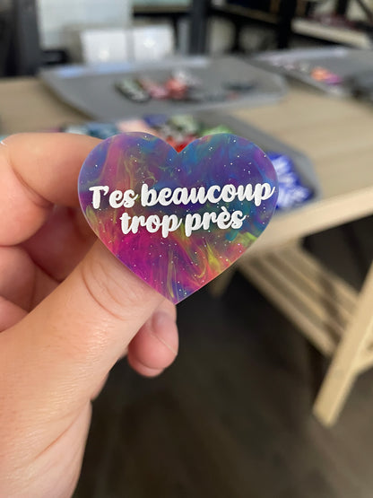 Broche "T'es beaucoup trop près" en acrylique marbrée semi-transparente multicolores