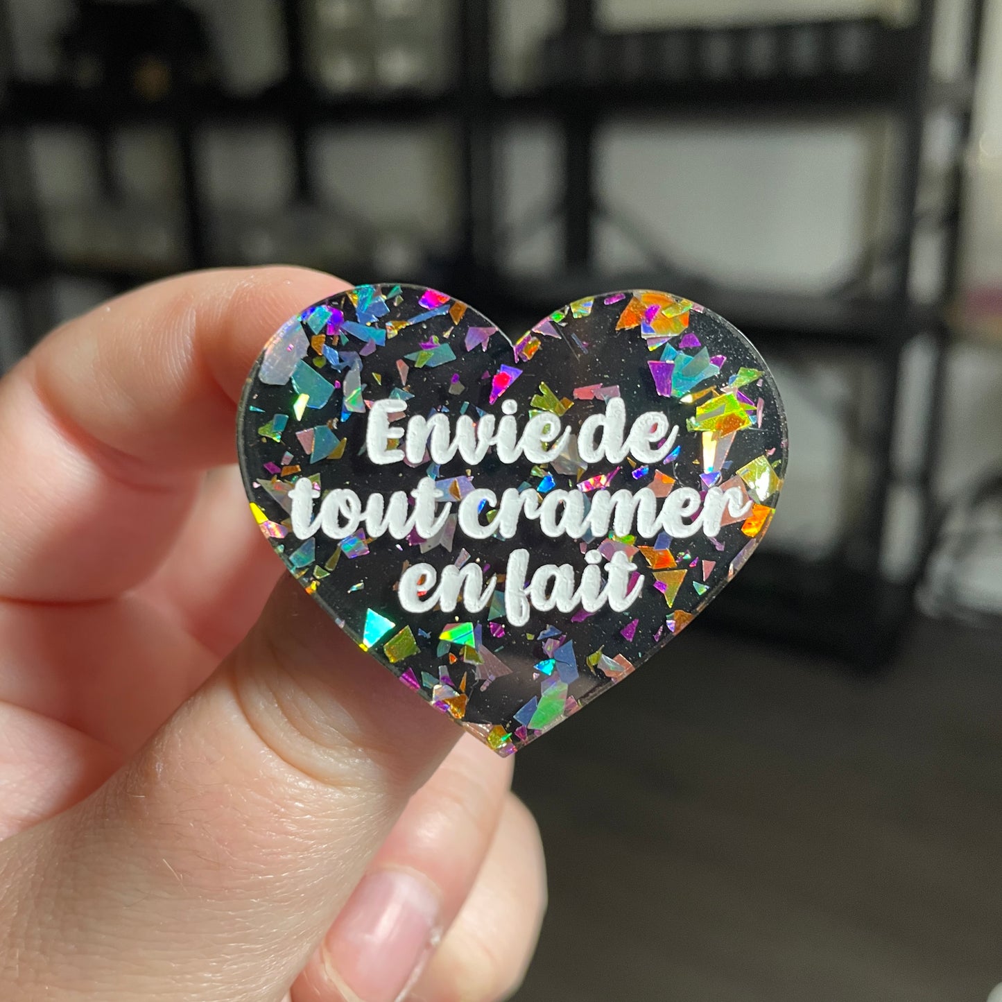 [CONTRÔLE TECHNIQUE] Broche "Envie de tout cramer en fait" en acrylique noire avec des éclats de confettis multicolores