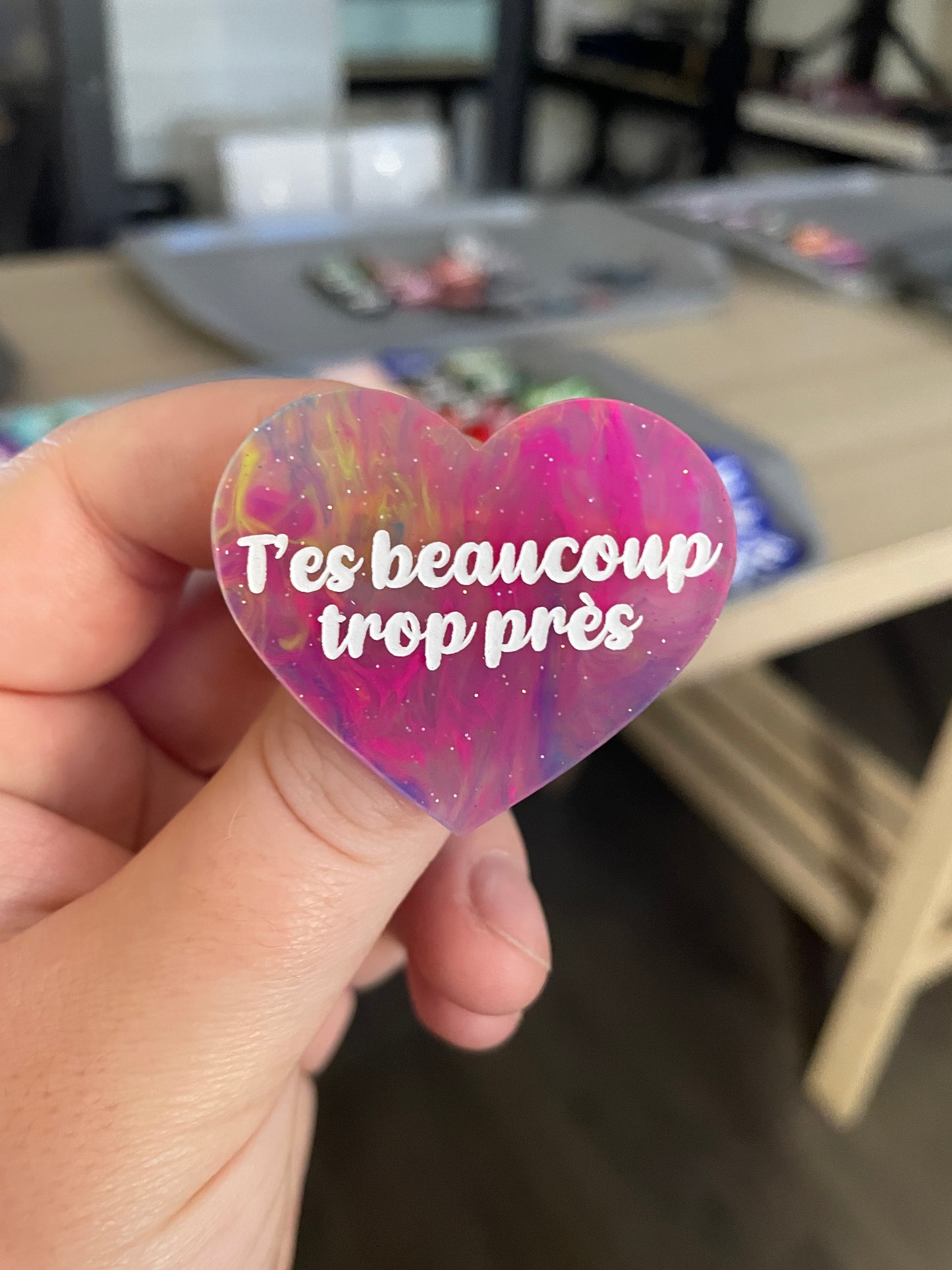 Broche "T'es beaucoup trop près" en acrylique marbrée semi-transparente multicolores
