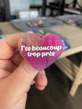 Charger l&#39;image dans la galerie, Broche &quot;T&#39;es beaucoup trop près&quot; en acrylique marbrée semi-transparente multicolores