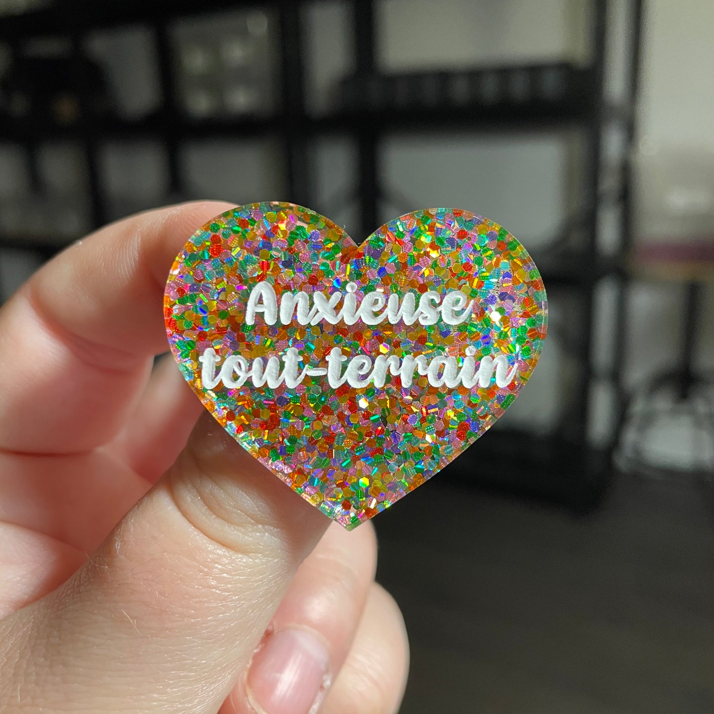 [CONTRÔLE TECHNIQUE] Broche "Anxieuse tout-terrain" en acrylique semi transparente avec des pois multicolores