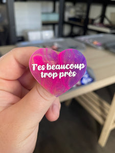 Broche "T'es beaucoup trop près" en acrylique marbrée semi-transparente multicolores
