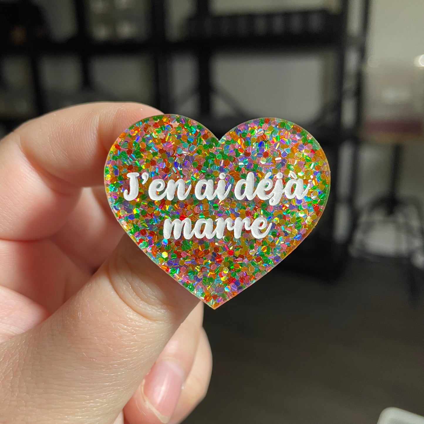 [CONTRÔLE TECHNIQUE] Broche "J'en ai déjà marre" en acrylique semi transparente avec des pois multicolores