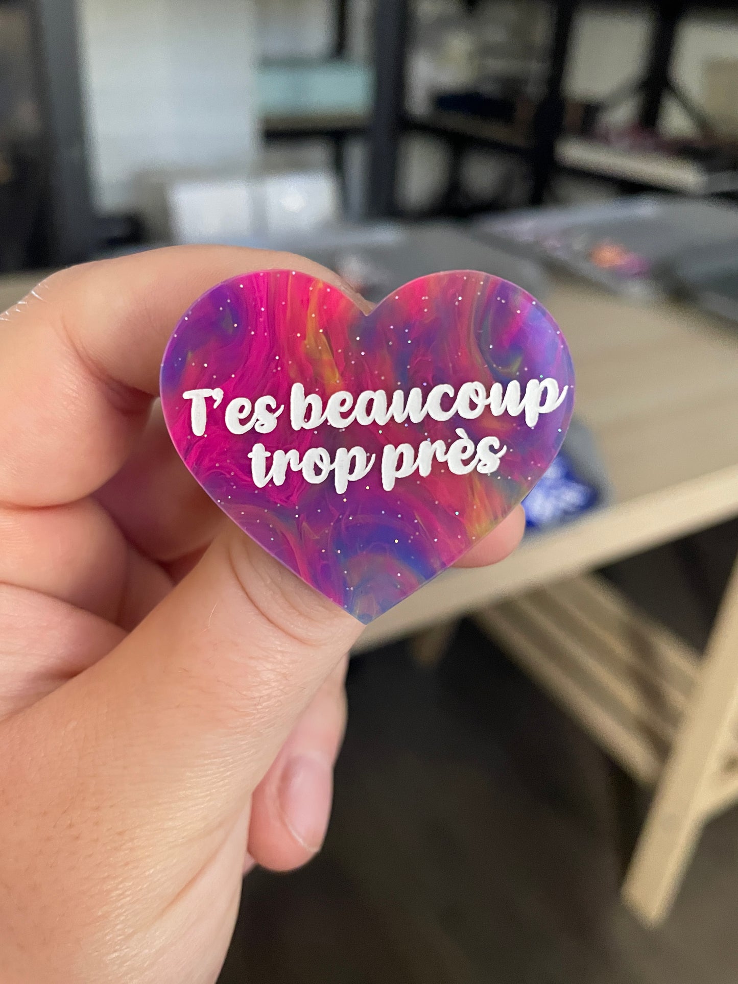 Broche "T'es beaucoup trop près" en acrylique marbrée semi-transparente multicolores