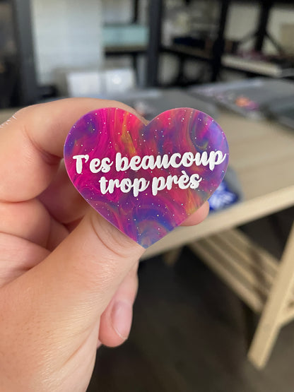 Broche "T'es beaucoup trop près" en acrylique marbrée semi-transparente multicolores