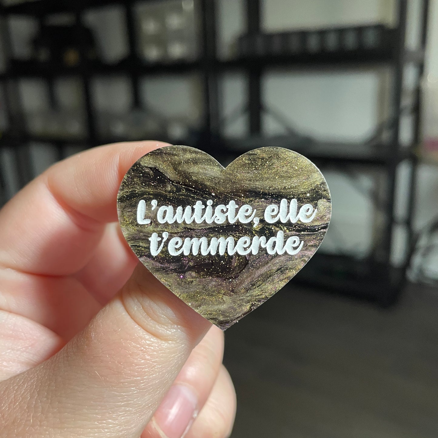 [CONTRÔLE TECHNIQUE] Broche "L'autiste elle t'emmerde" en acrylique marbrée noire, violette et dorée