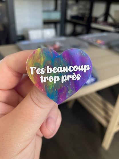 Broche "T'es beaucoup trop près" en acrylique marbrée semi-transparente multicolores