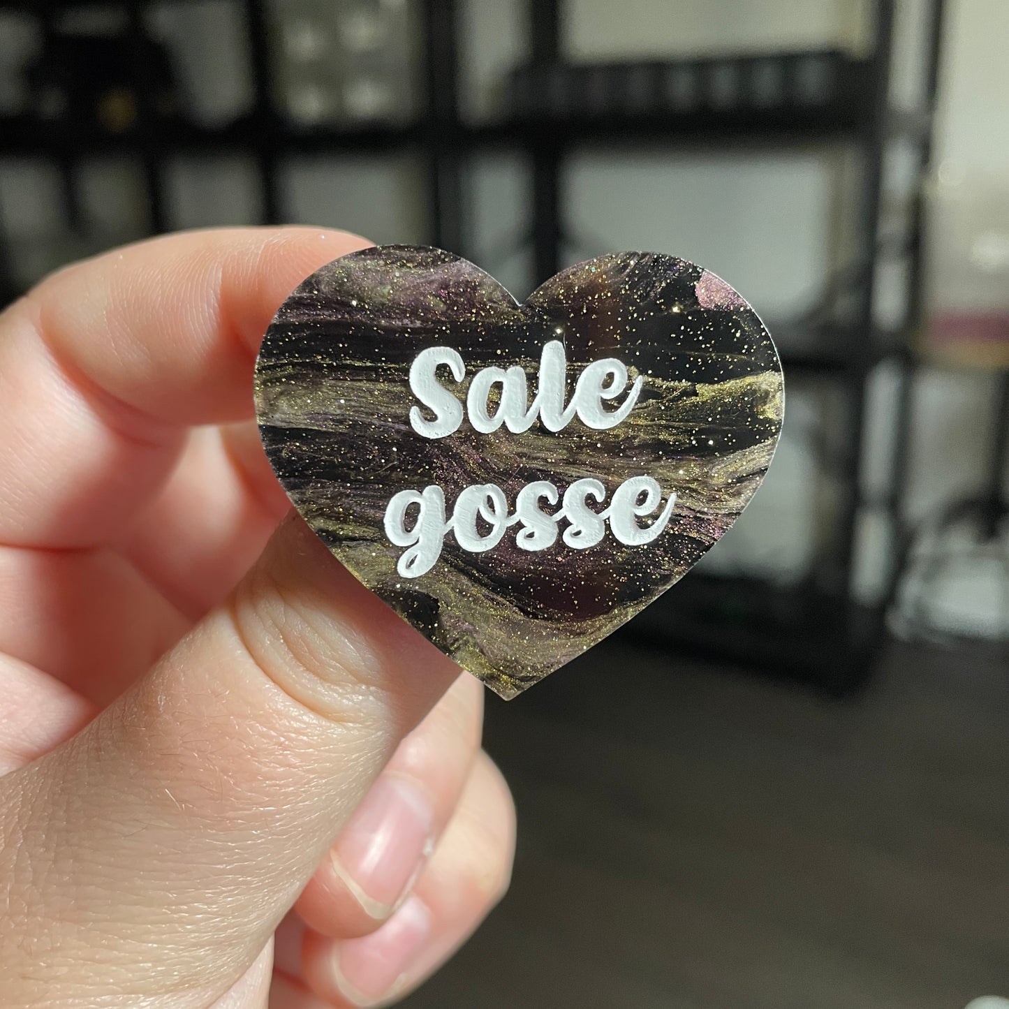 [CONTRÔLE TECHNIQUE] Broche "Sale gosse" en acrylique marbrée noire, violette et dorée