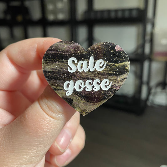 [CONTRÔLE TECHNIQUE] Broche "Sale gosse" en acrylique marbrée noire, violette et dorée