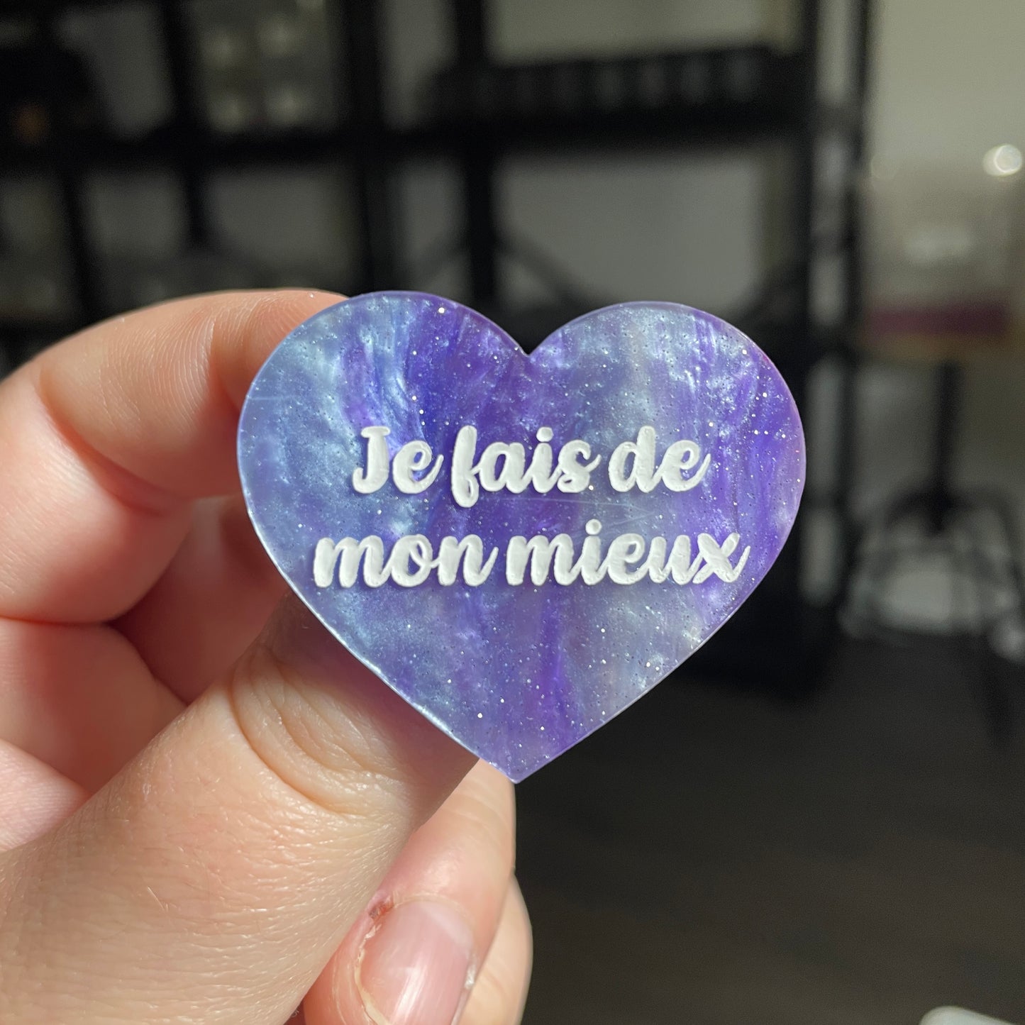 [CONTRÔLE TECHNIQUE] Broche "Je fais de mon mieux" en acrylique marbrée bleue et violette
