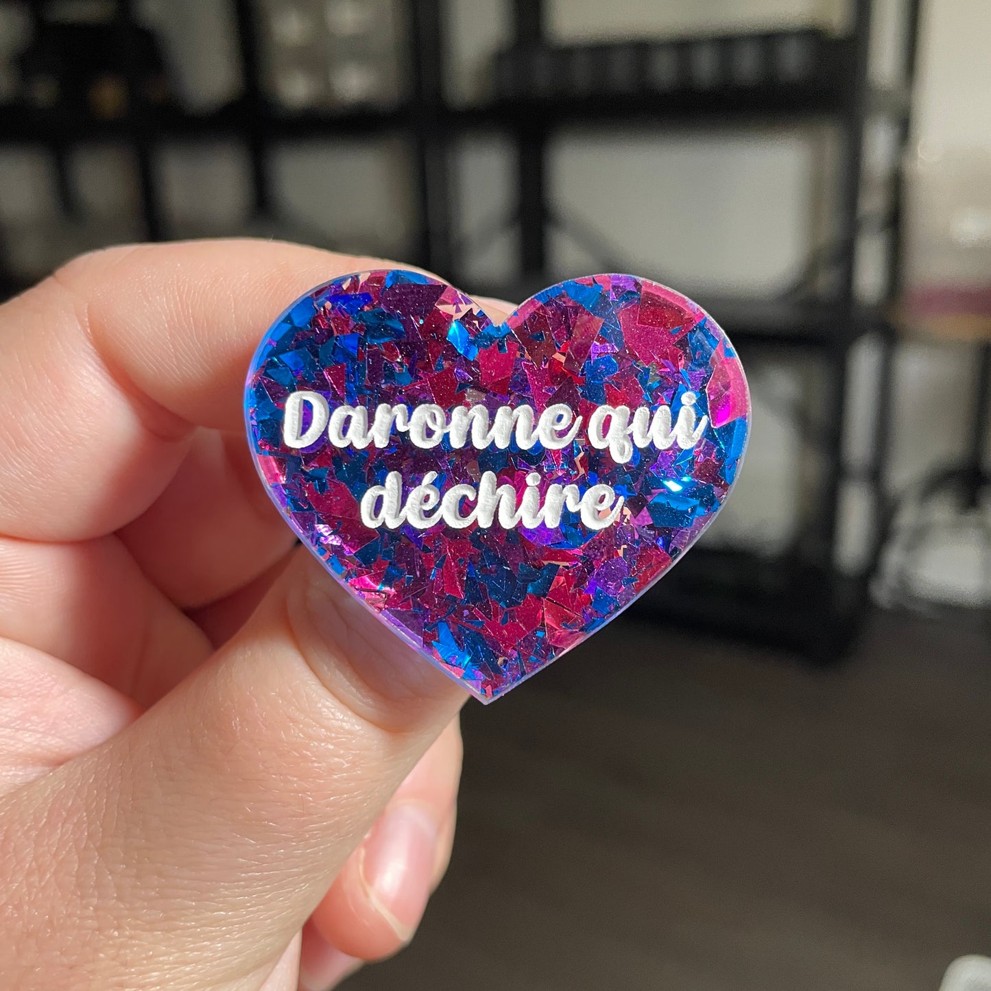[CONTRÔLE TECHNIQUE] Broche "Daronne qui déchire" en acrylique transparente avec des confettis bleus et roses