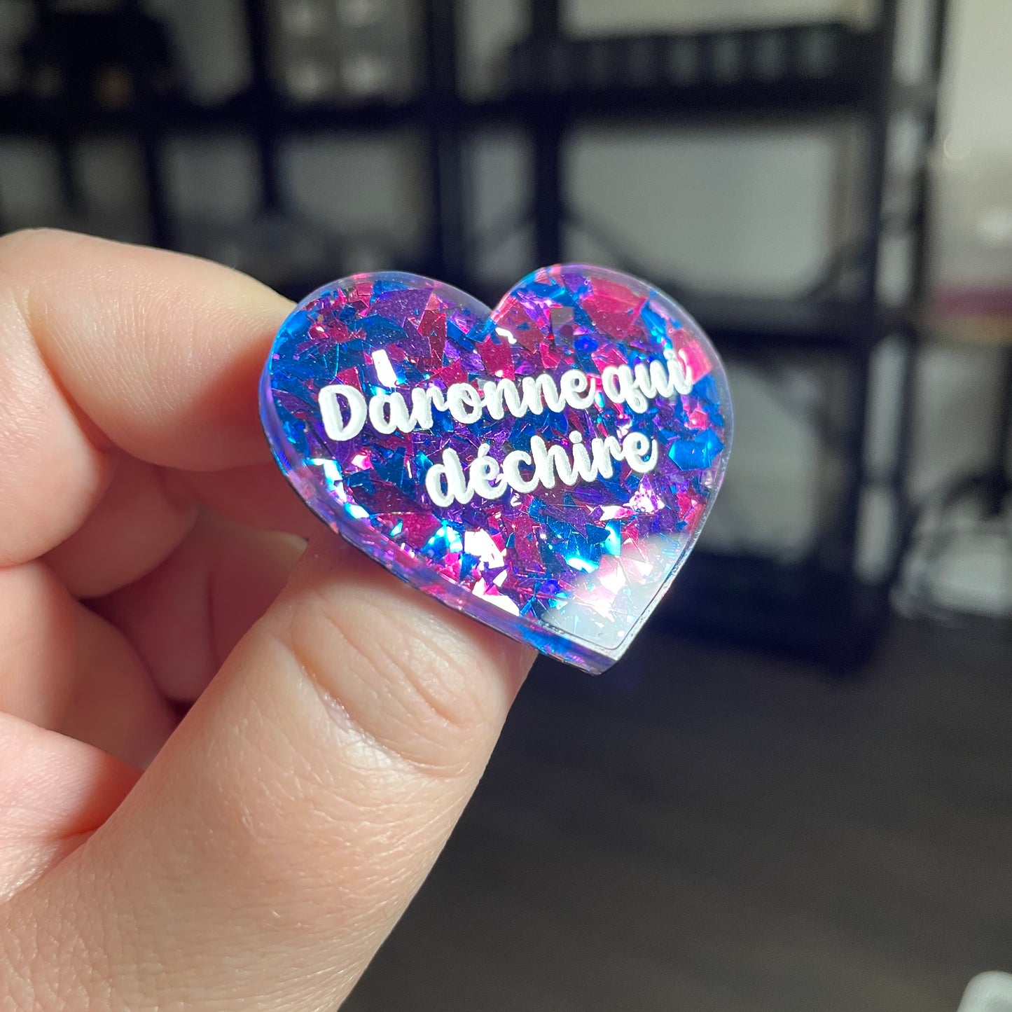 [CONTRÔLE TECHNIQUE] Broche "Daronne qui déchire" en acrylique transparente avec des confettis bleus et roses
