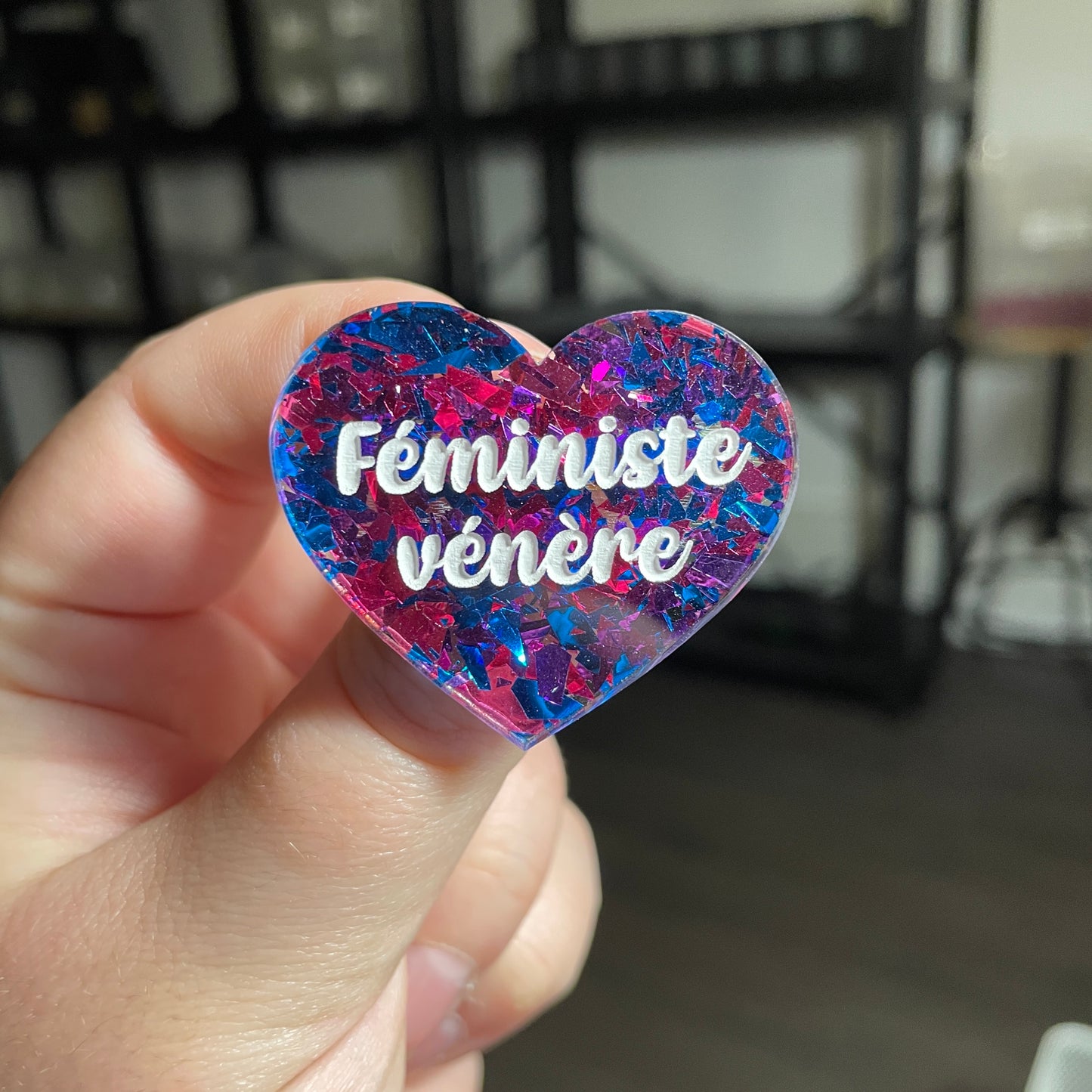 [CONTRÔLE TECHNIQUE] Broche "Féministe vénère" en acrylique transparente avec des confettis bleus et roses