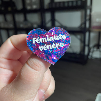 [CONTRÔLE TECHNIQUE] Broche "Féministe vénère" en acrylique transparente avec des confettis bleus et roses