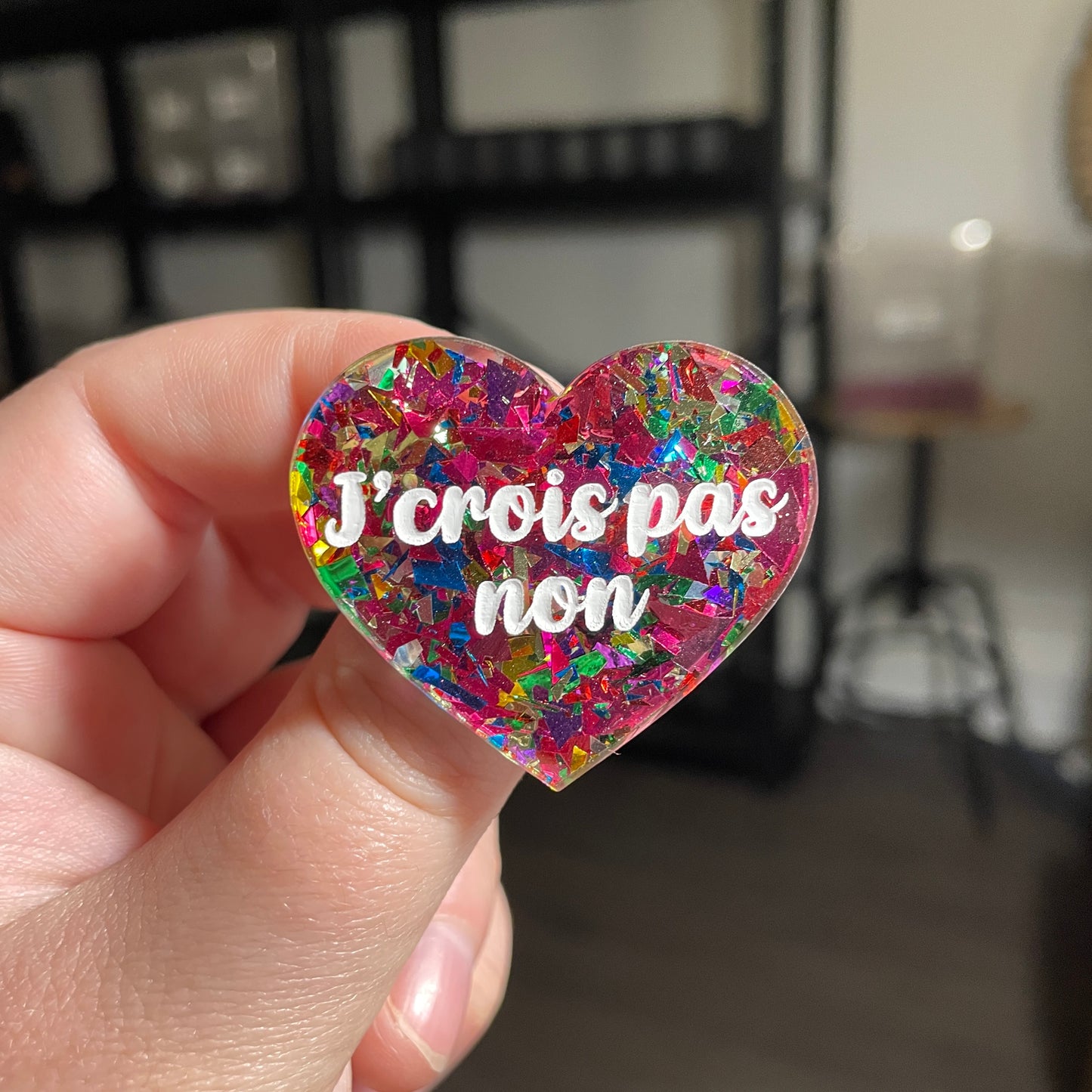 [CONTRÔLE TECHNIQUE] Broche "J'crois pas non" en acrylique transparente avec des confettis roses et multicolores
