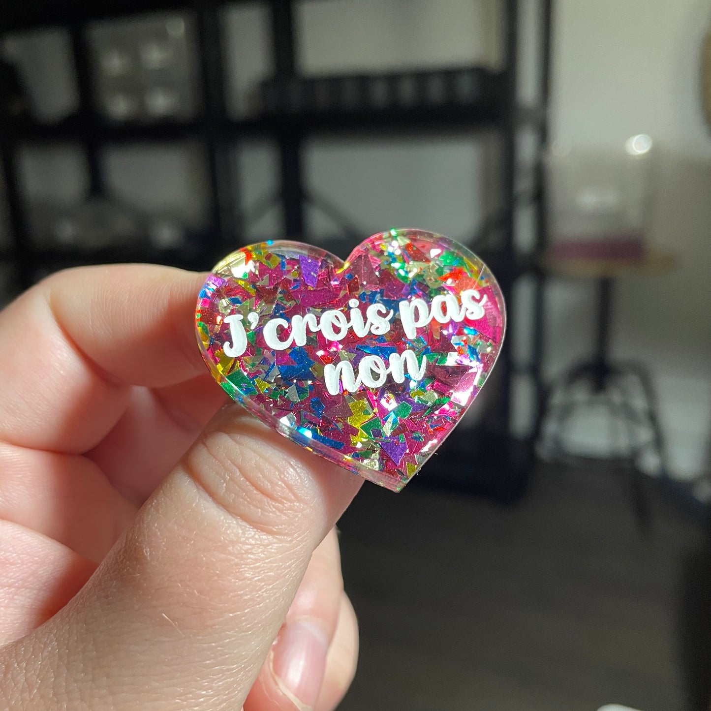 [CONTRÔLE TECHNIQUE] Broche "J'crois pas non" en acrylique transparente avec des confettis roses et multicolores