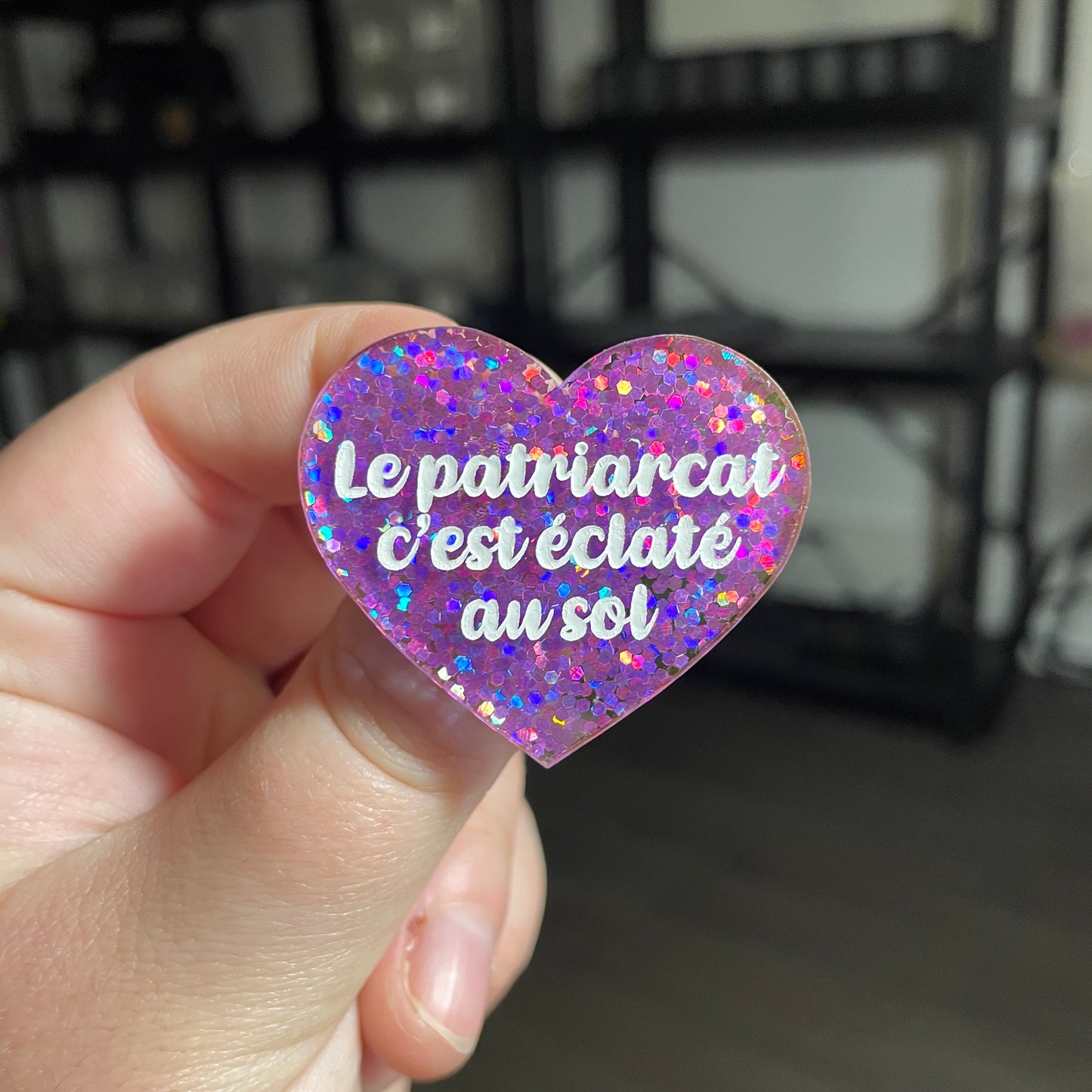 [CONTRÔLE TECHNIQUE] Broche "Le patriarcat c'est éclaté au sol" en acrylique semi transparente avec des paillettes violettes