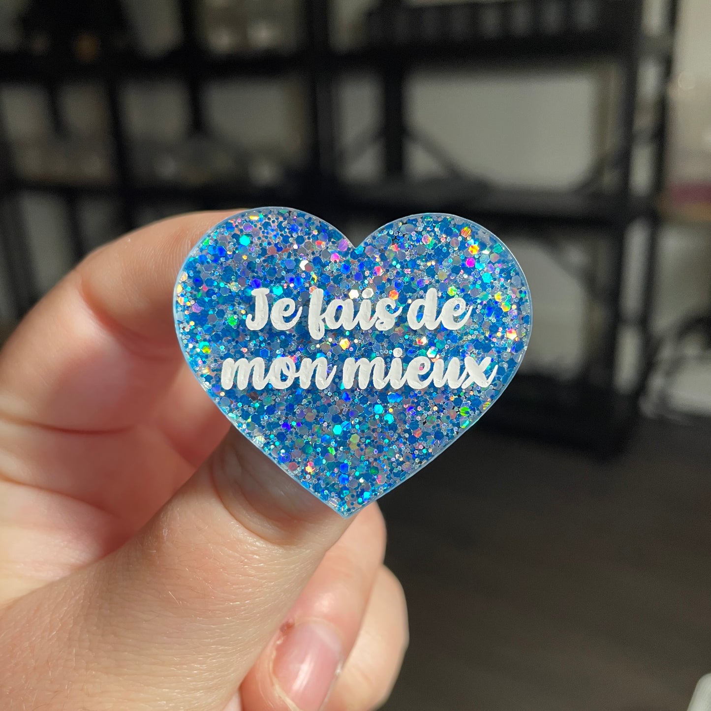[CONTRÔLE TECHNIQUE] Broche "Je fais de mon mieux" en acrylique avec des paillettes bleues et argentées